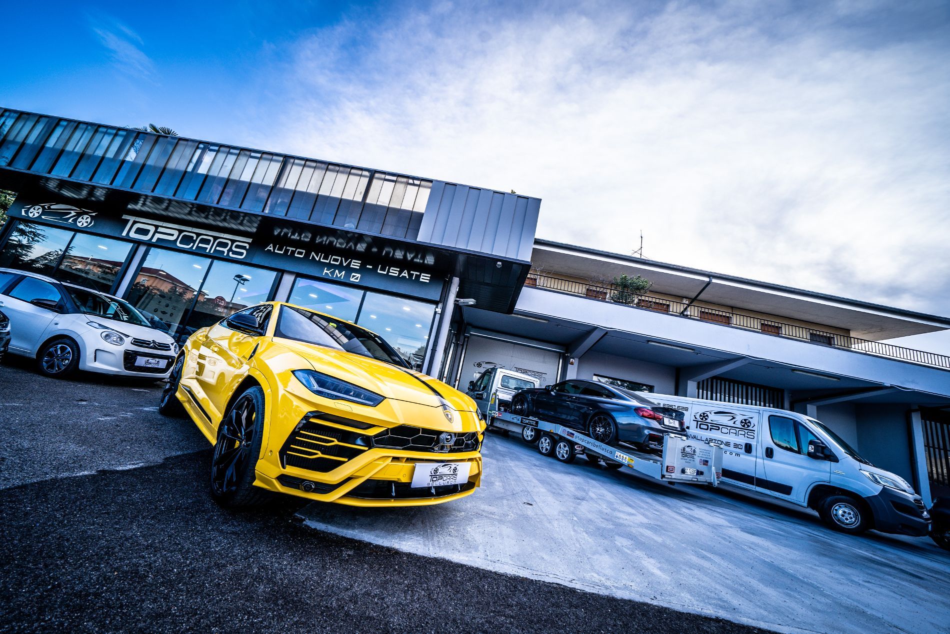 auto usate di lusso fuori dal salone auto