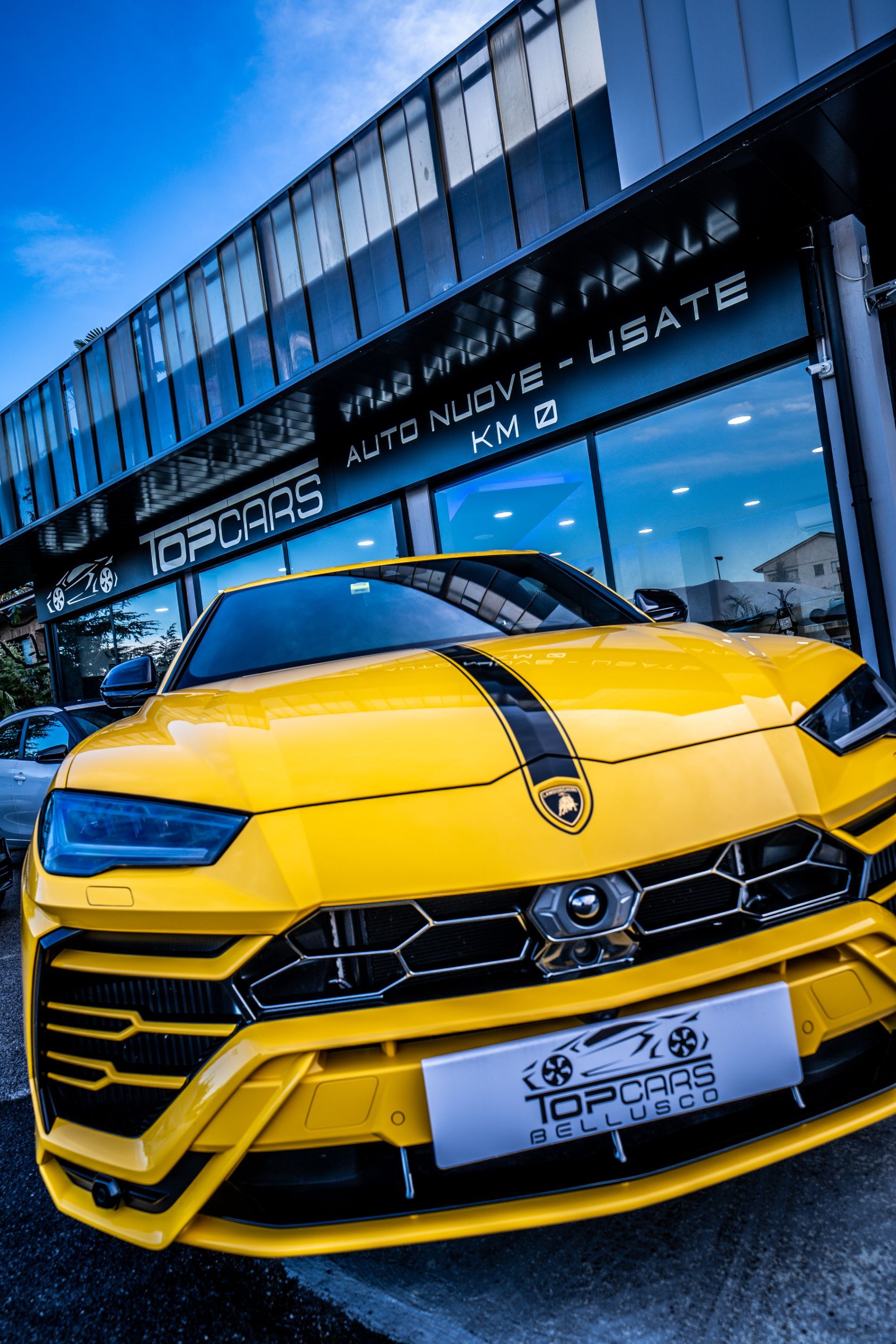 auto usata di lusso fuori dalla concessionaria