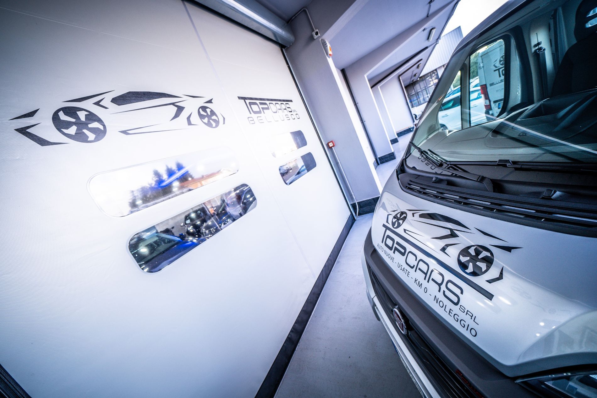 interni della concessionaria di auto usate