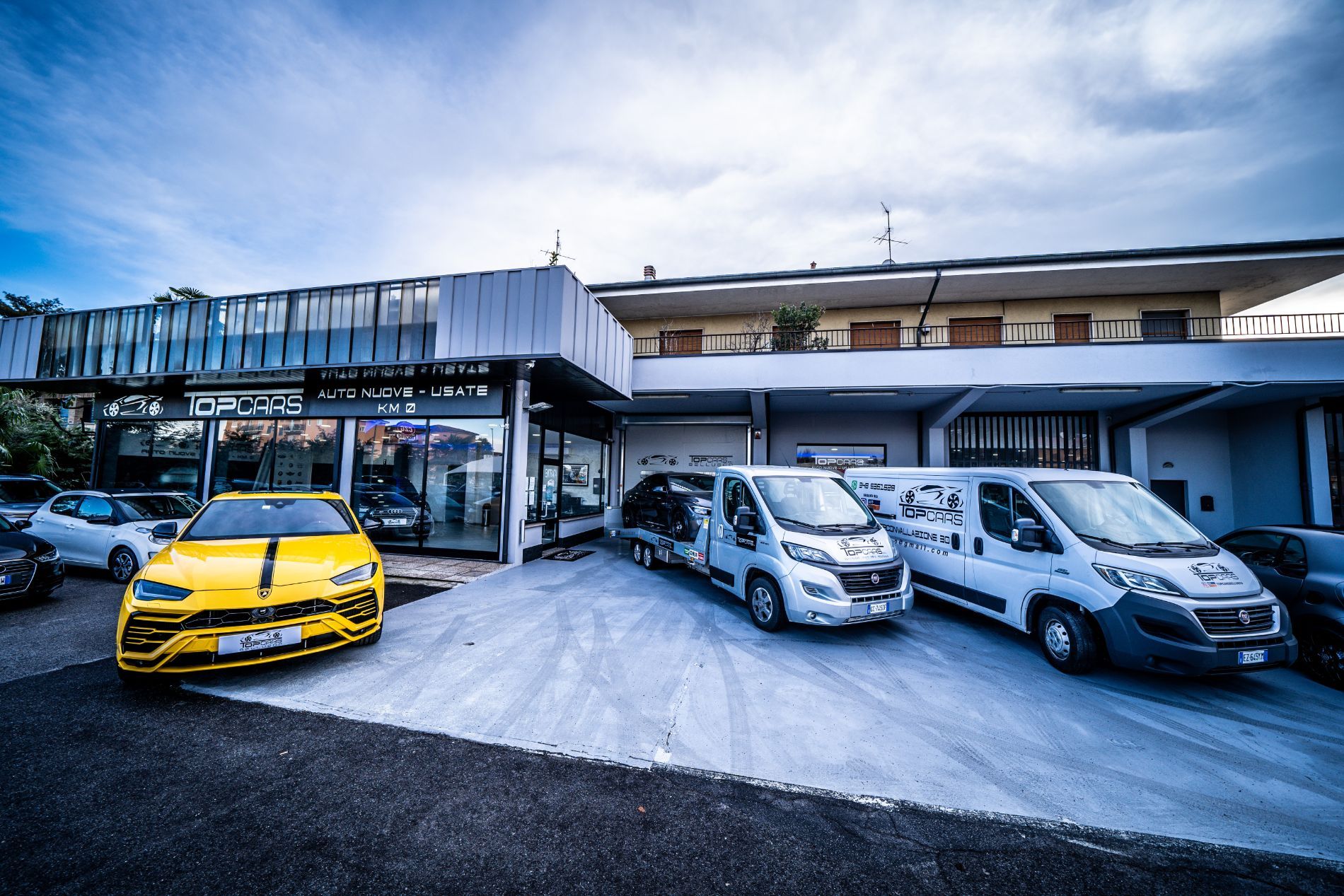 esposizione di auto usate di lusso