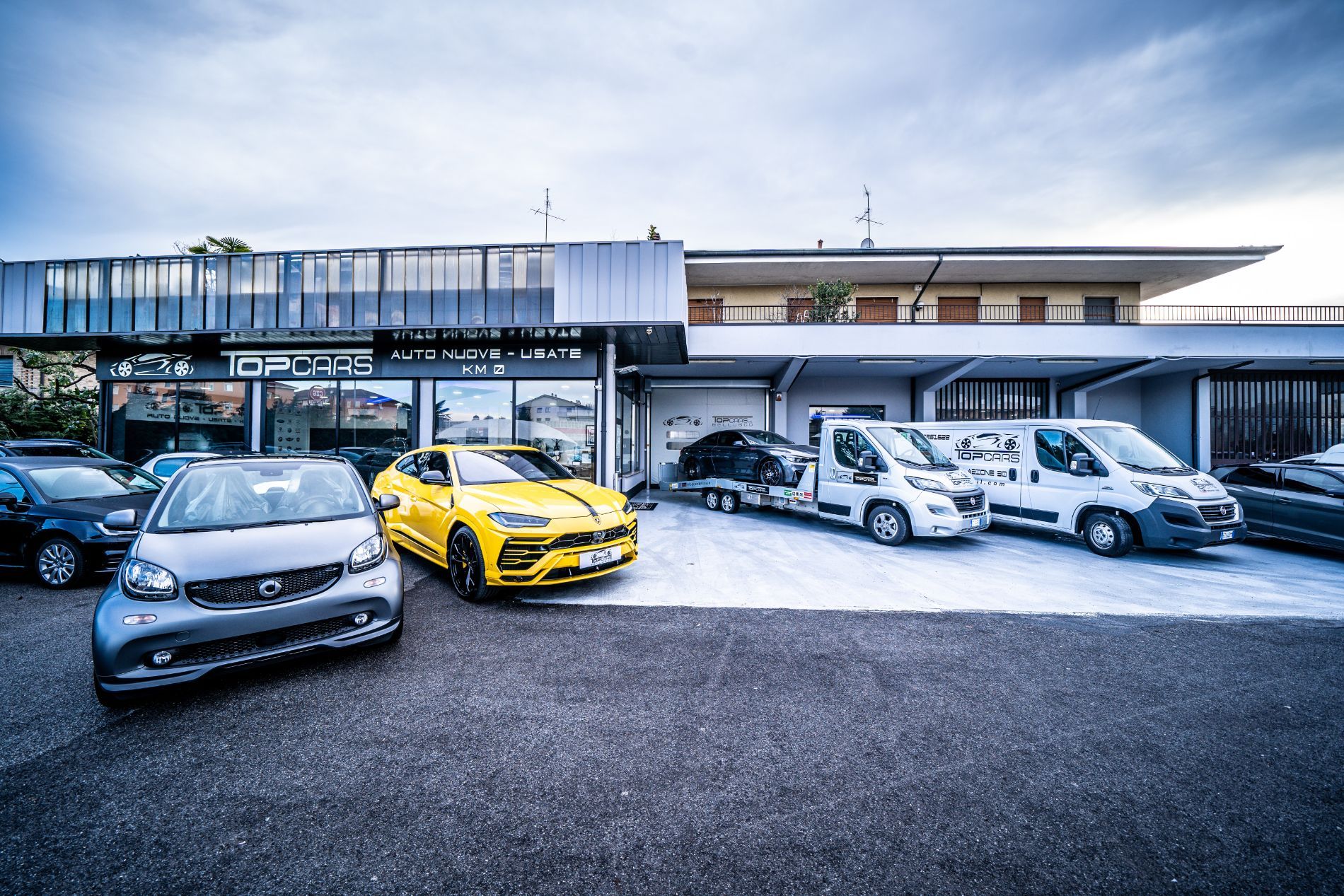 esposizione esterna di auto usate di lusso