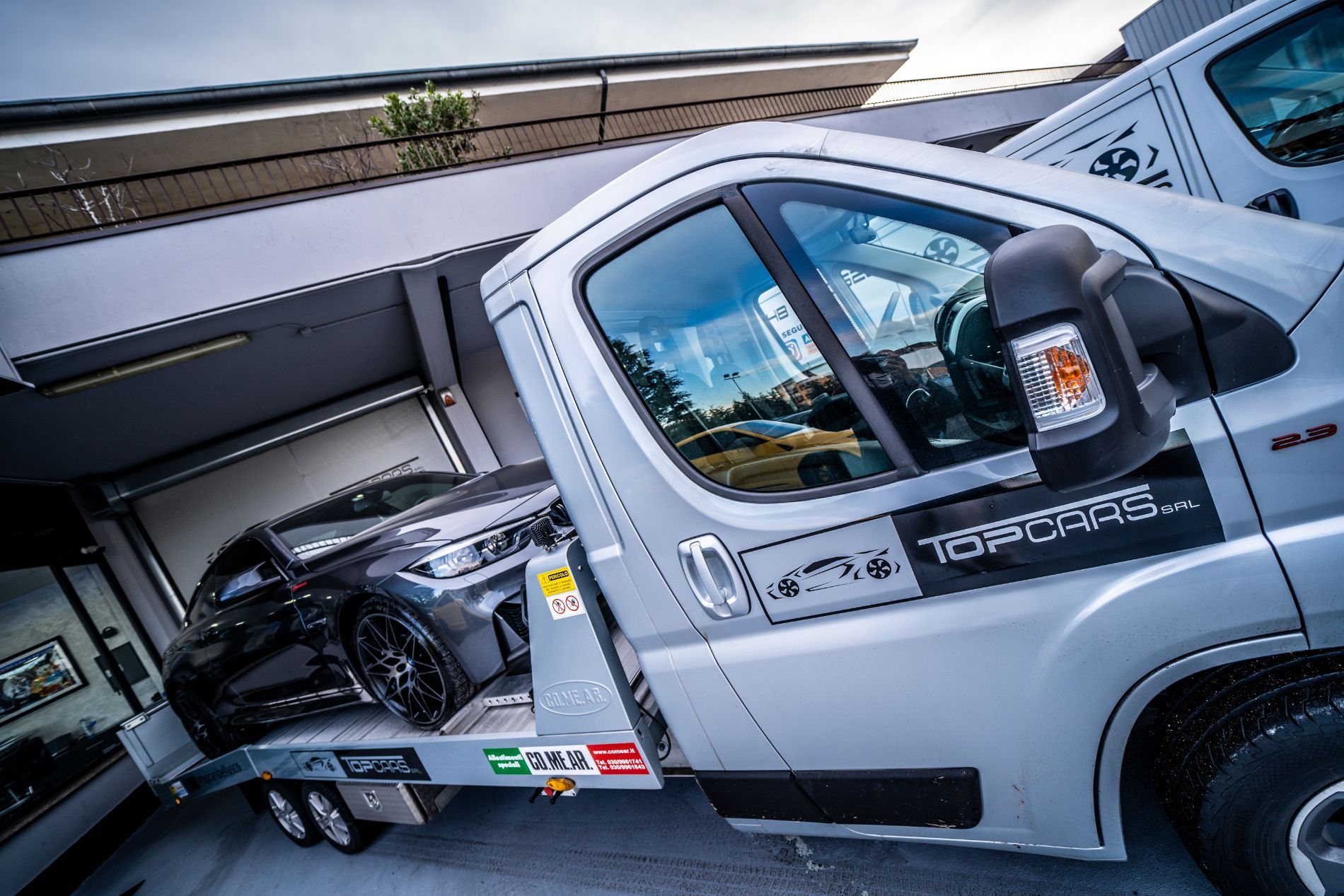 arrivo di un'auto in concessionaria