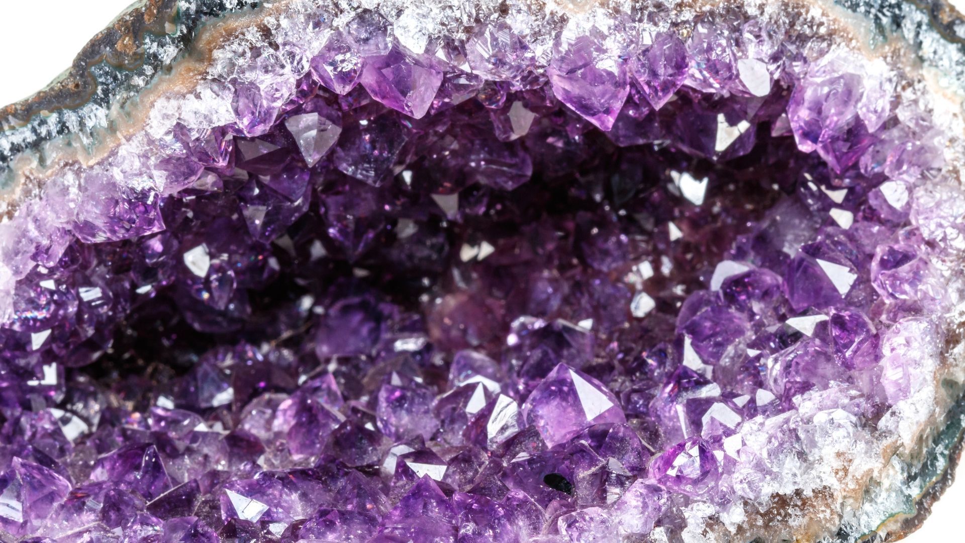 Discover how to spot a geode, what makes them sparkle inside and how to experience geode cracking