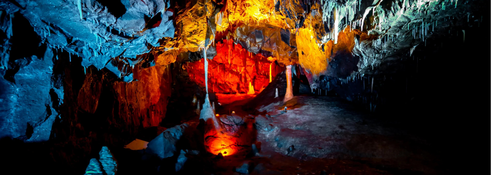 Picture of stalactites and stalagmites at Stump Cross.