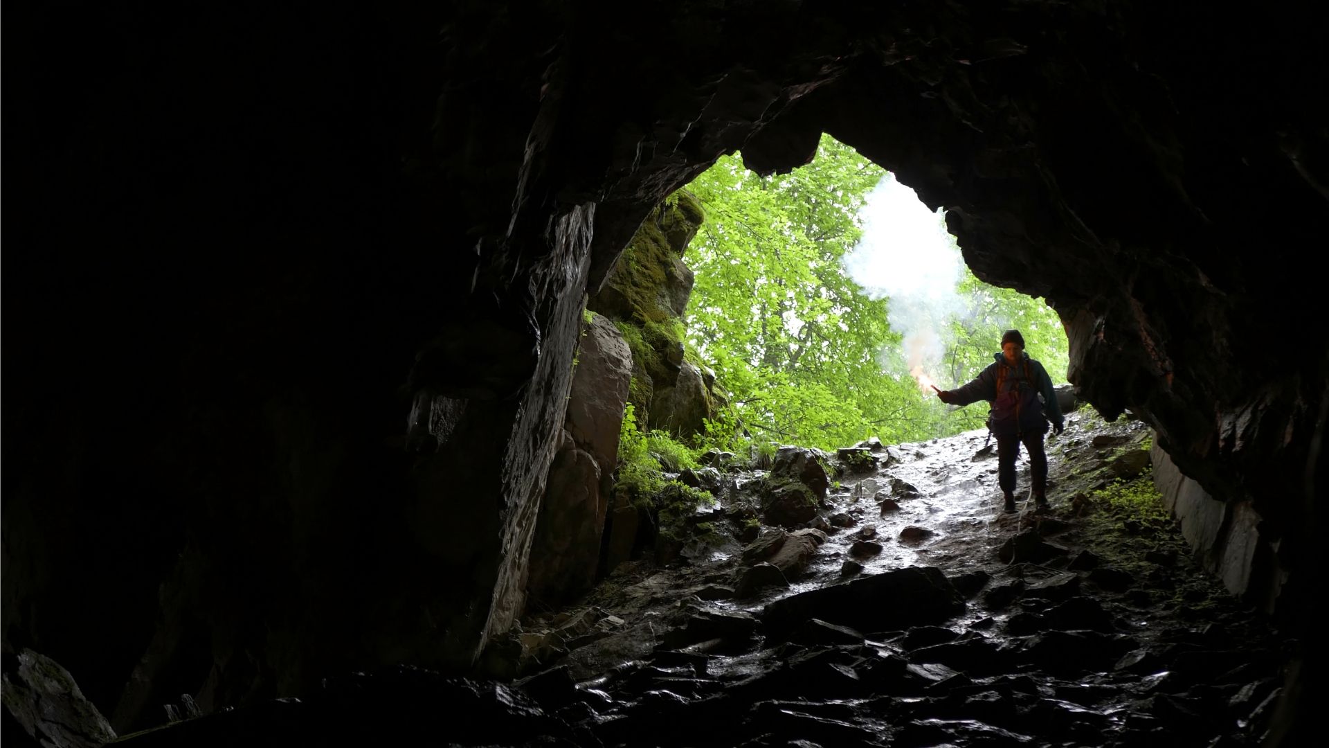 The world is home to many ancient caves – the oldest are 240 million years old. But how do geologists put a date on them? Learn more in our article. The world is home to many ancient caves – the oldest are 240 million years old. But how do geologists put a date on them? Learn more in our article.