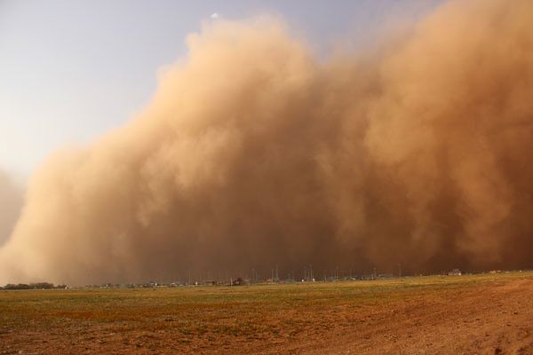 Picture of a dust storm in Milwauk, US.
