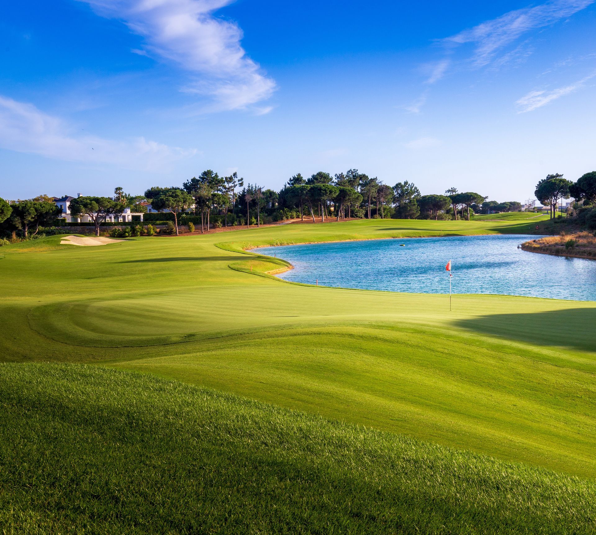 For those looking for a short golfing break in the Algarve’s best golf courses, this is the superb escape: experience Quinta do Lago’s famous championship golf courses while enjoying Hotel Quinta do Lago’s sea front, relaxing atmosphere.