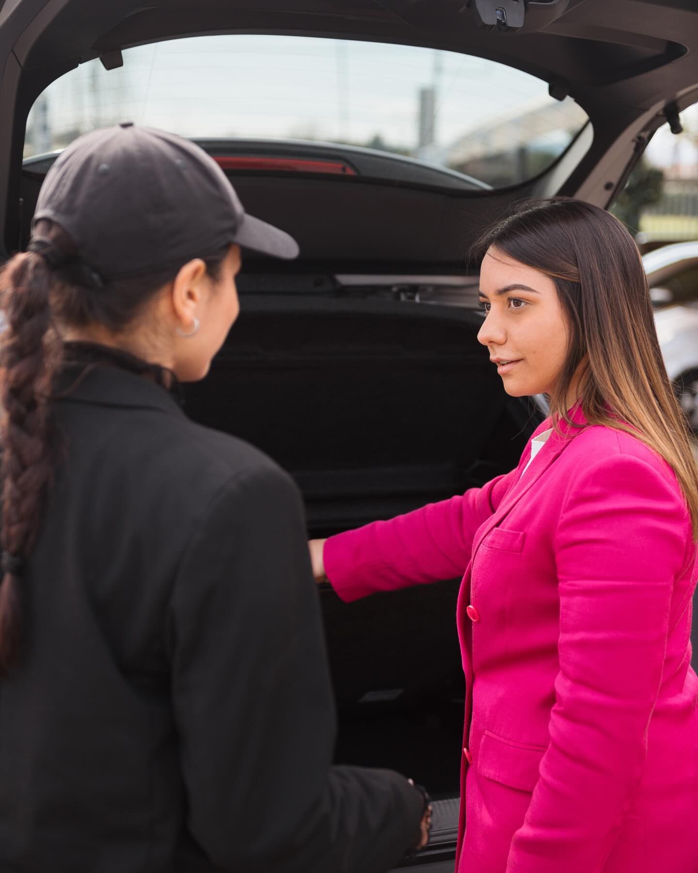 Due donne sono una accanto all'altra nel retro di un'auto.