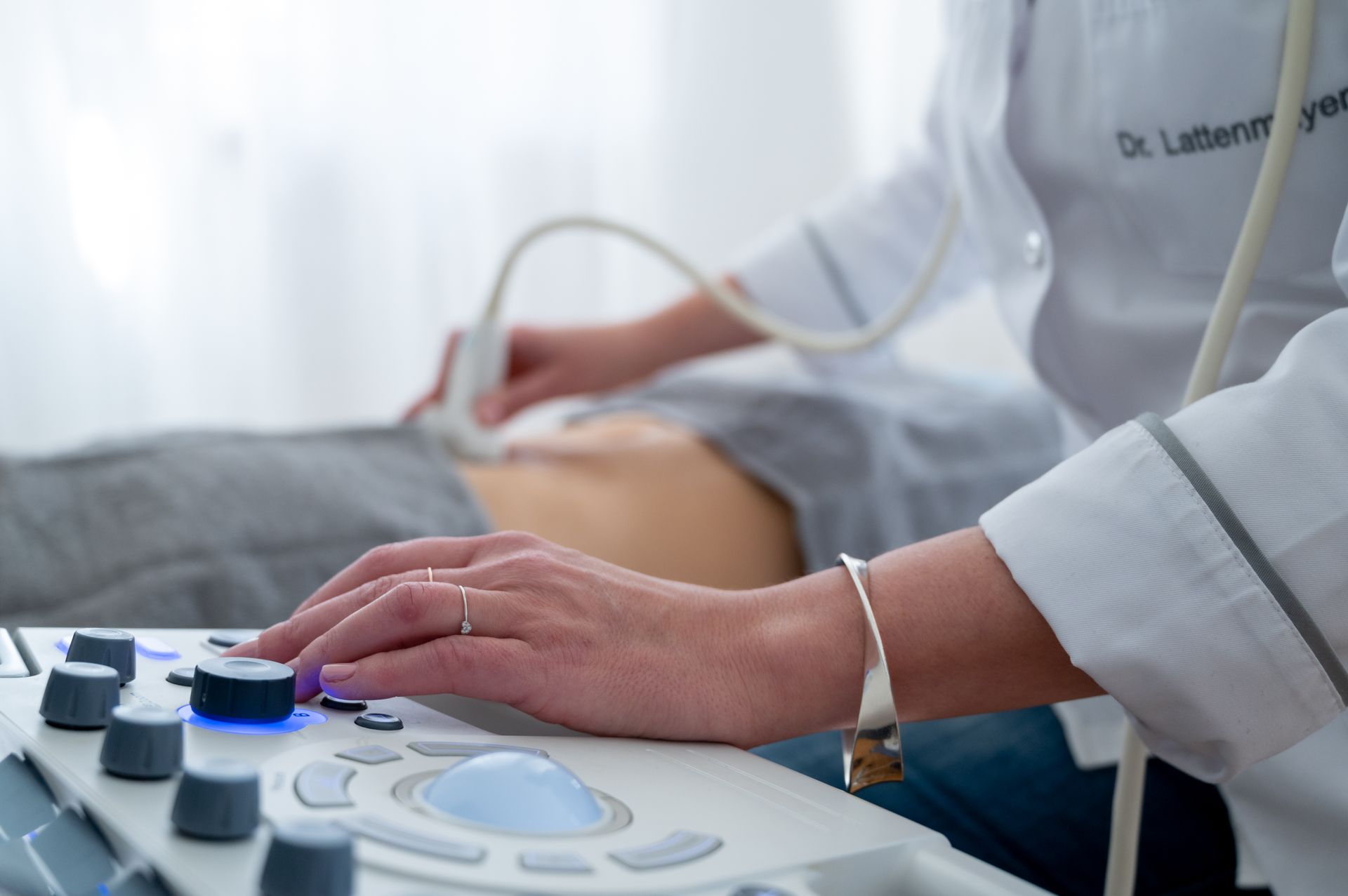 Ein Arzt untersucht den Bauch eines Patienten mit einem Ultraschallgerät.