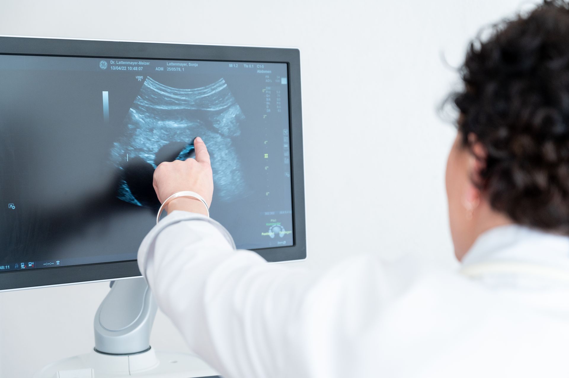 Dr. Sonja Lattenmayer-Meizer zeigt auf ein Ultraschallbild auf einem Computerbildschirm.