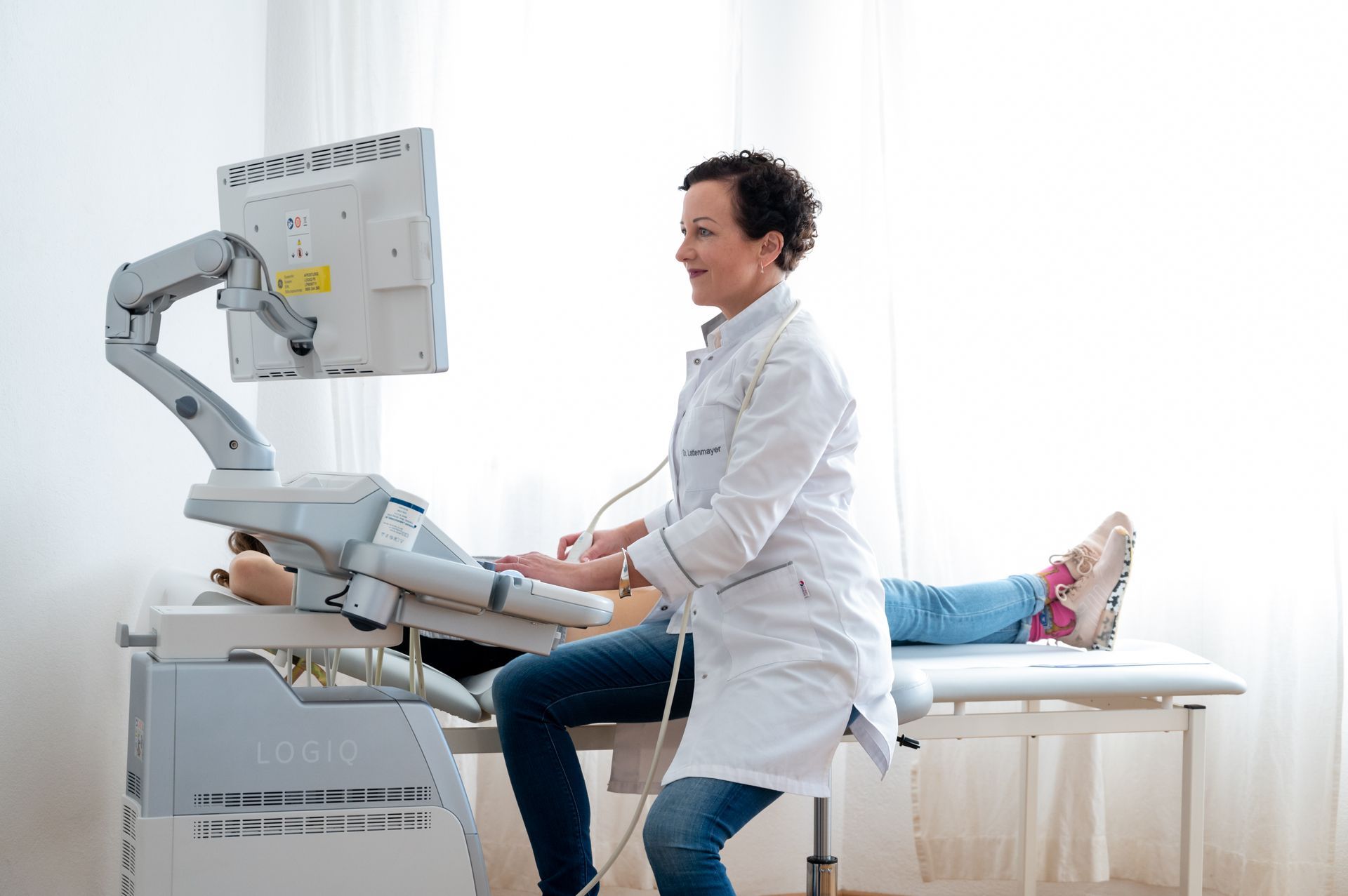 Dr. Sonja Lattenmayer-Meizer verwendet ein Ultraschallgerät bei einem Patienten.