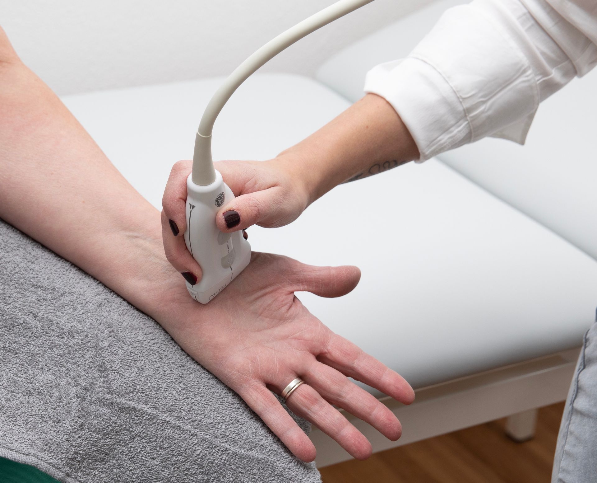 Eine Frau bekommt einen Ultraschall ihrer Hand