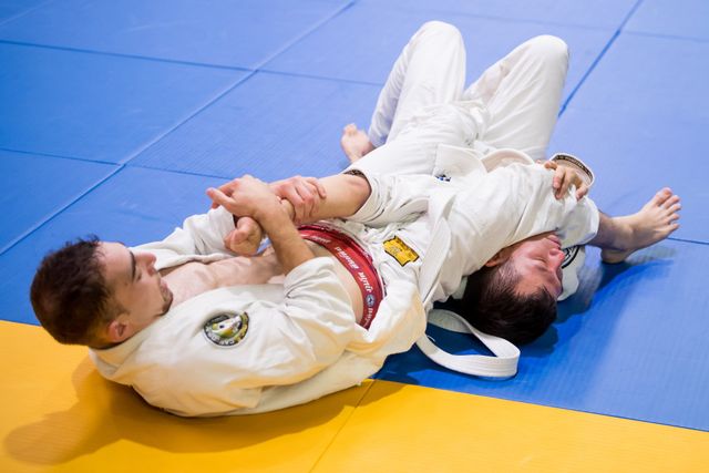 Difference Between BJJ and Luta Livre: Turtle Position