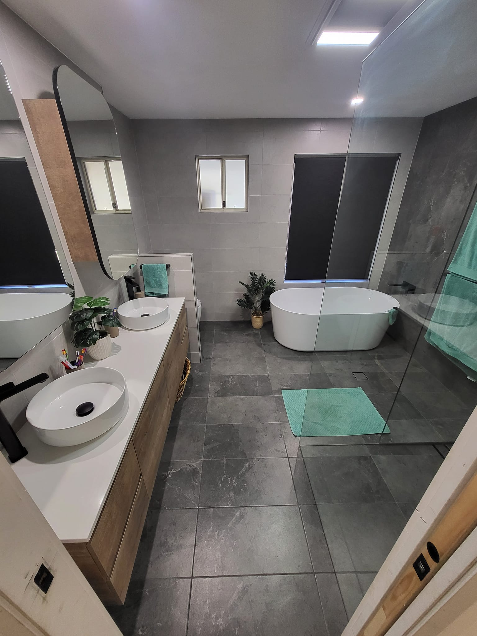 A bathroom with two sinks and a bathtub.