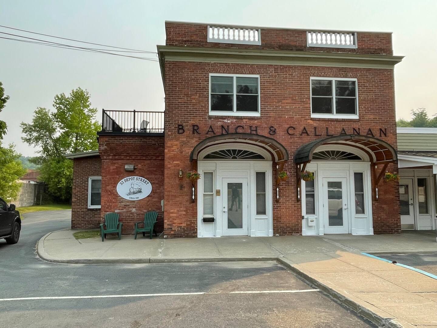 A brick building with a balcony and a sign that says branch & callahan