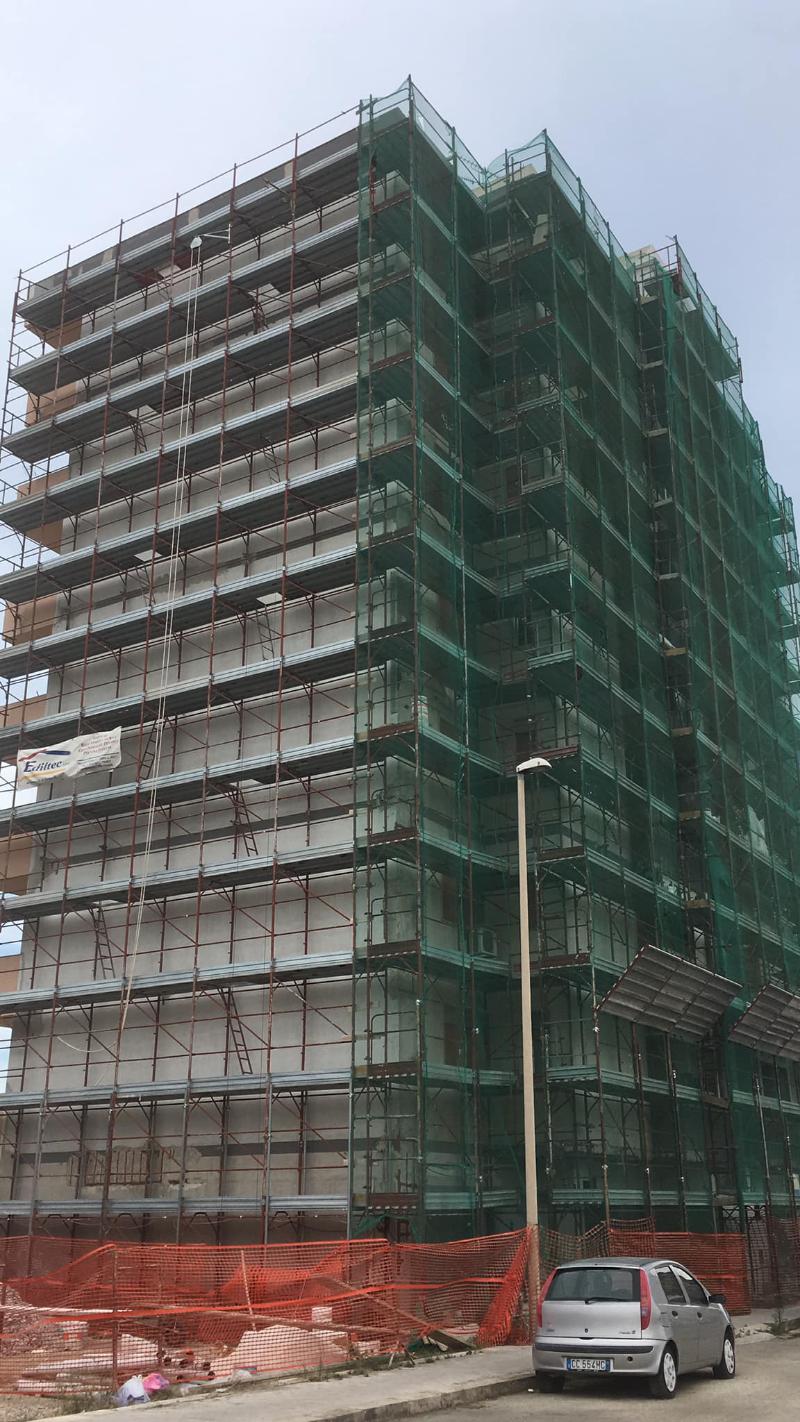 impalcatura durante il rifacimento di un condominio