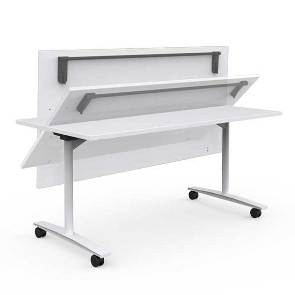 Una mesa plegable blanca con ruedas y un estante en la parte trasera.