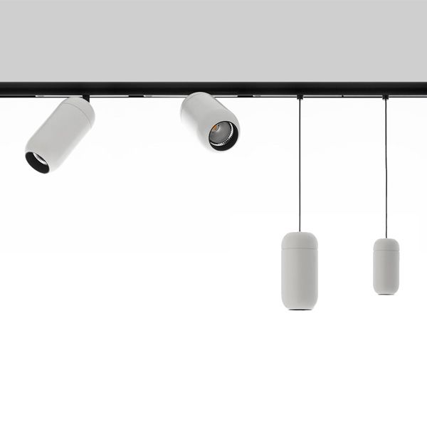 Una hilera de luces blancas colgando del techo.