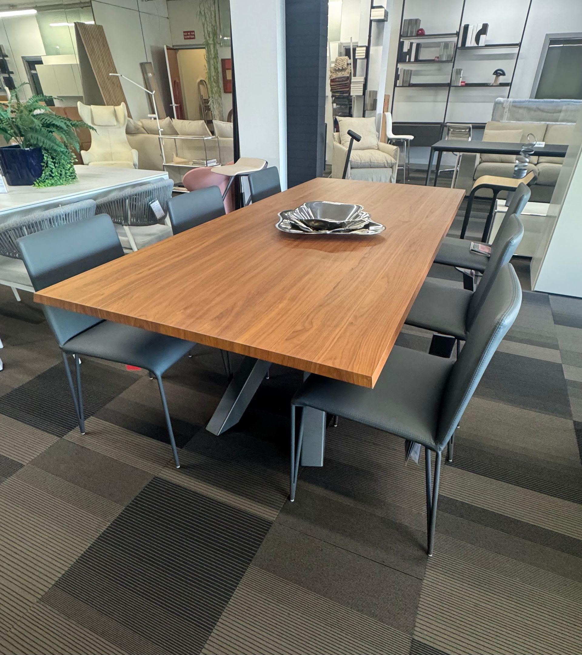 En una habitación hay una mesa y sillas blancas.