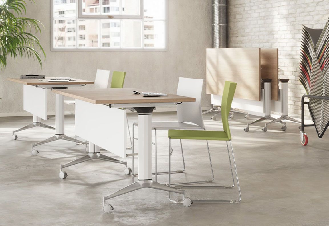 Una mesa plegable blanca con ruedas y un estante en la parte trasera.