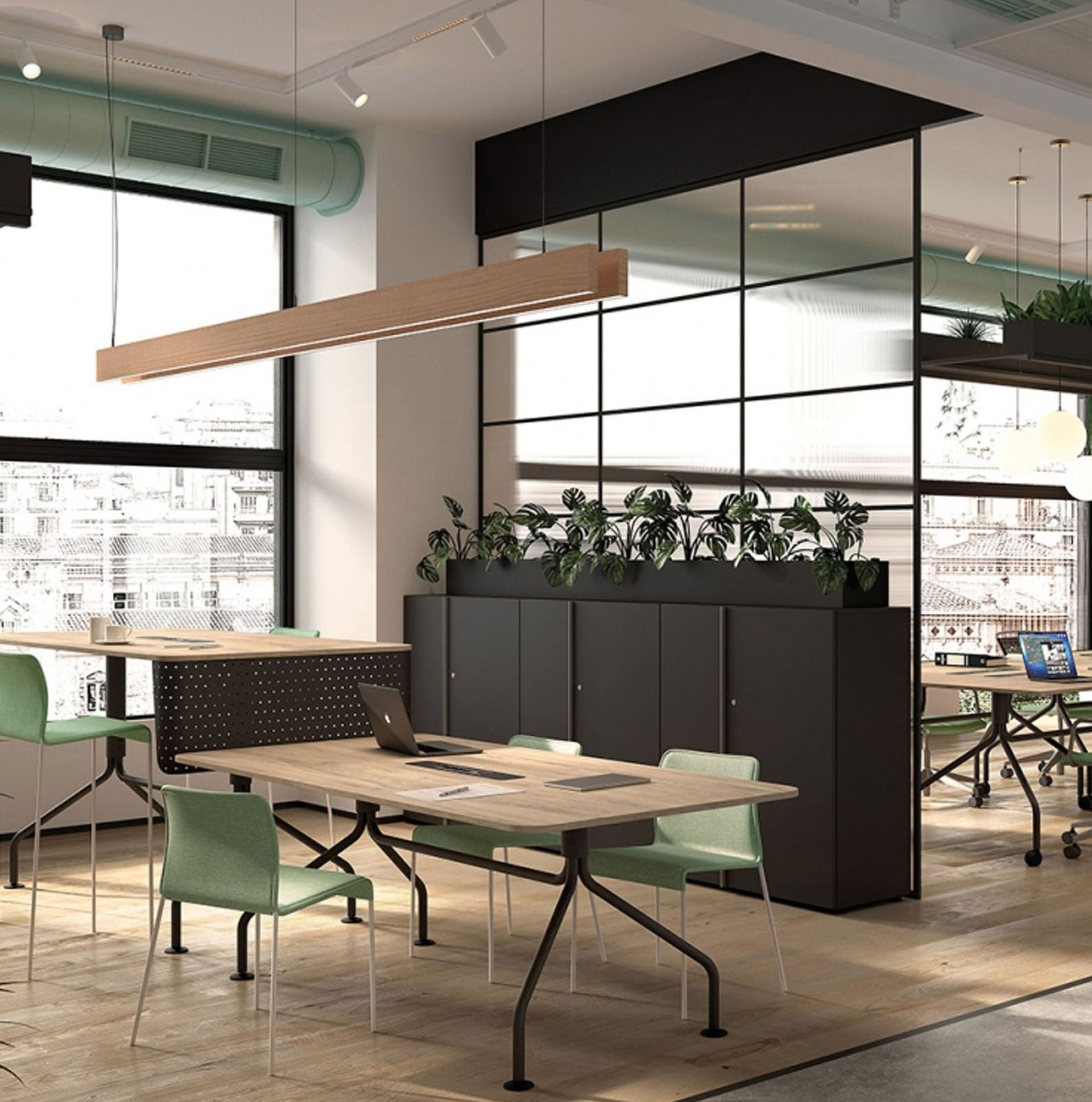 Una oficina grande con muchos escritorios y sillas.