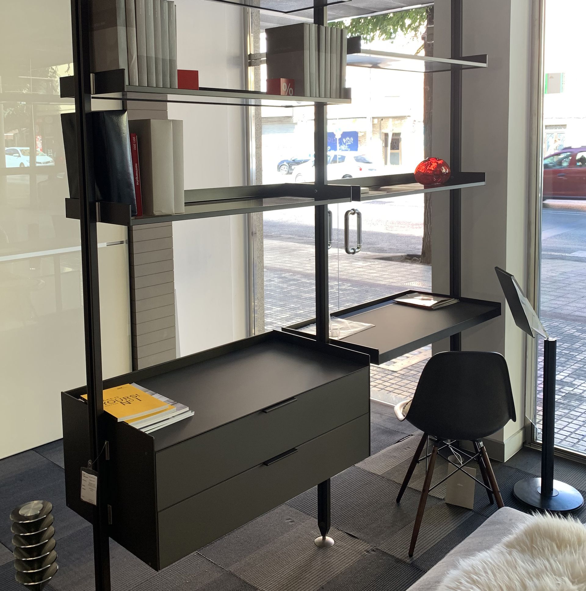 En una habitación hay una mesa y sillas blancas.