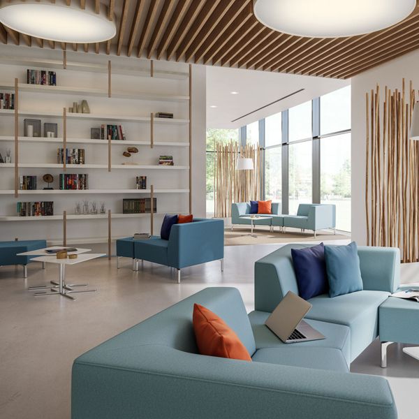 Una sala de estar con un sofá azul y una computadora portátil encima