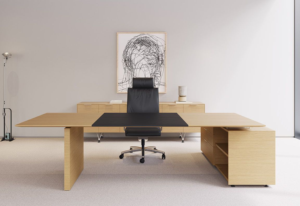 Una oficina con un escritorio y una silla y una armario detrás