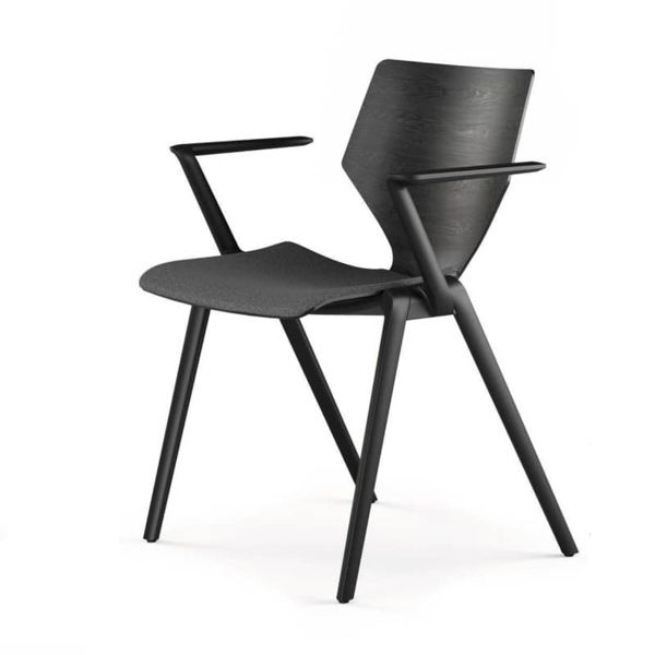 Una silla negra con patas de madera y reposabrazos sobre un fondo blanco