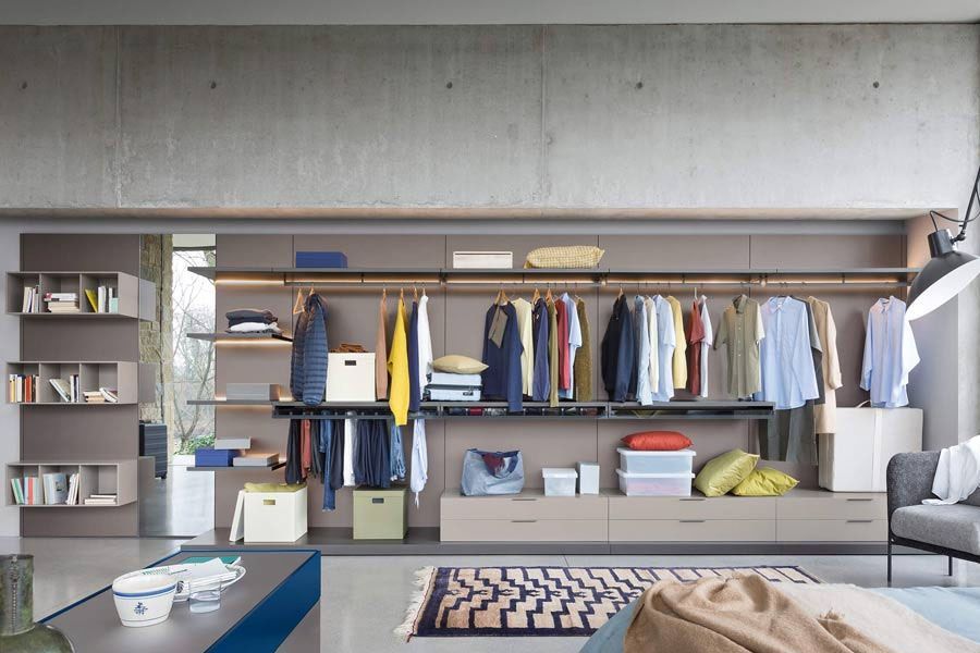 Un dormitorio con un gran vestidor de cristal