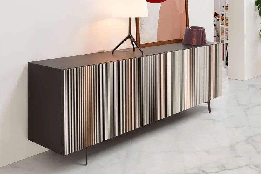 Una habitación con una pared verde y un estante con una lámpara y un libro que dice 'stefan'