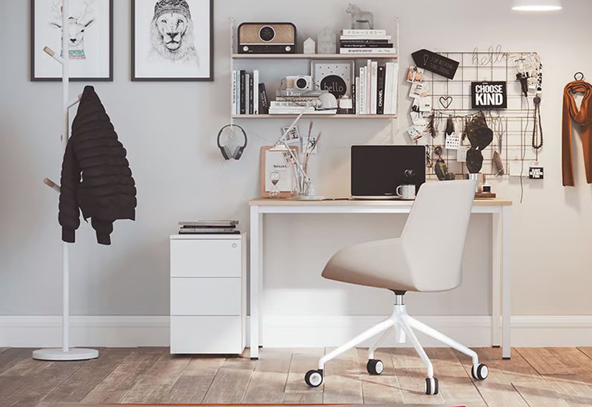 Una habitación con un escritorio y una silla y un cartel que dice carpe