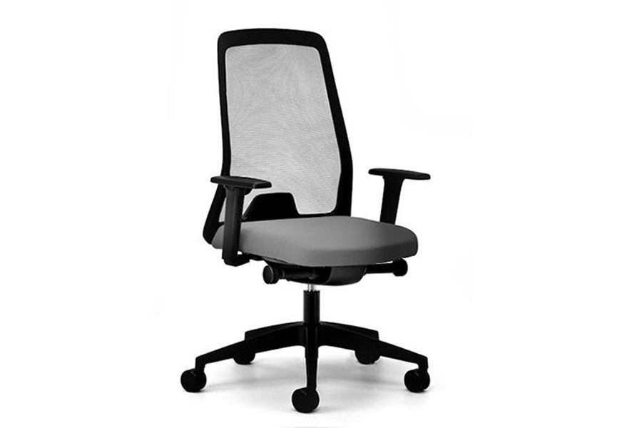 Una silla de oficina negra con asiento y respaldo rojos sobre un fondo blanco.