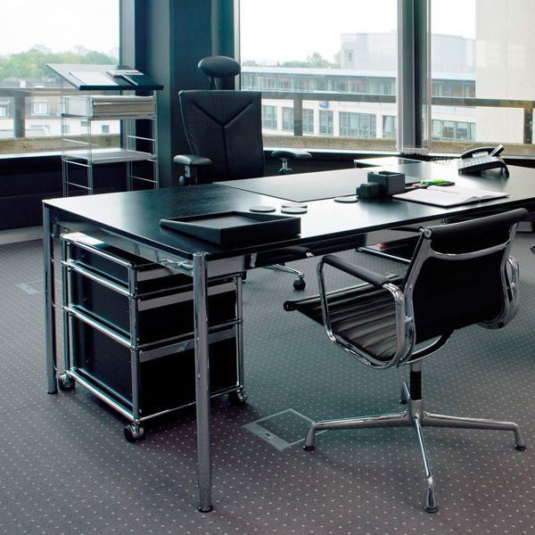 Una oficina con un escritorio y una silla y una ventana grande