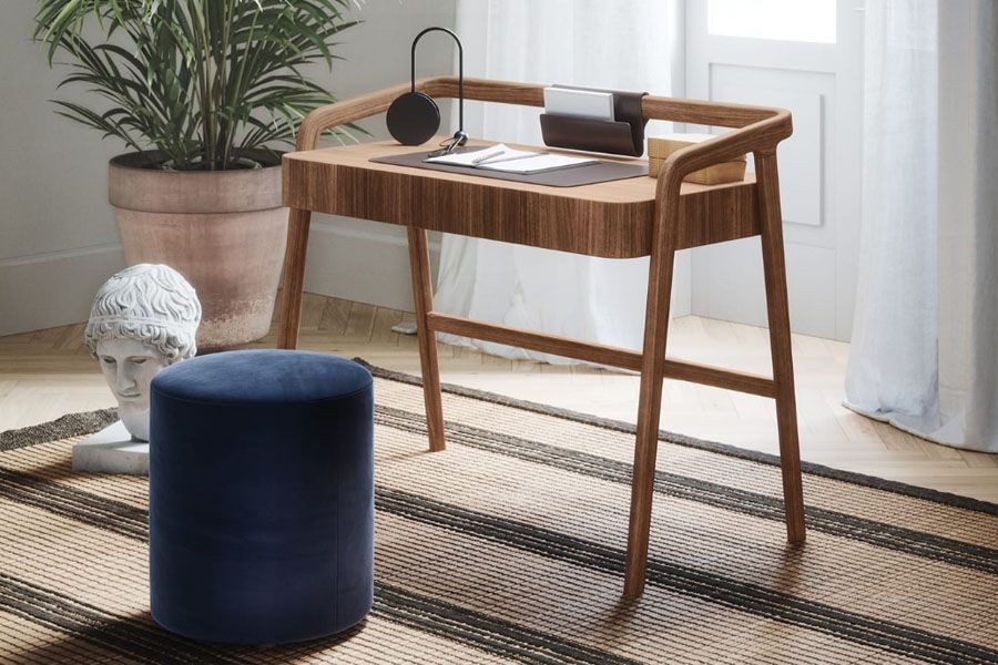 Un escritorio y una silla en una habitación con escaleras