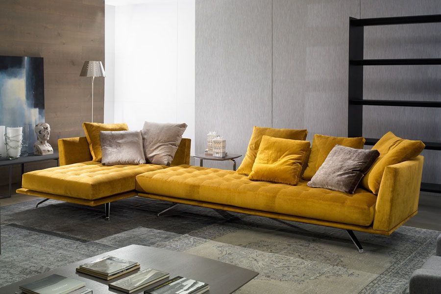 Una sala de estar con un sofá gris