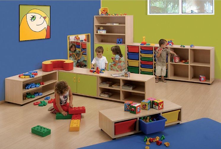 Un grupo de niños juega con juguetes en una habitación