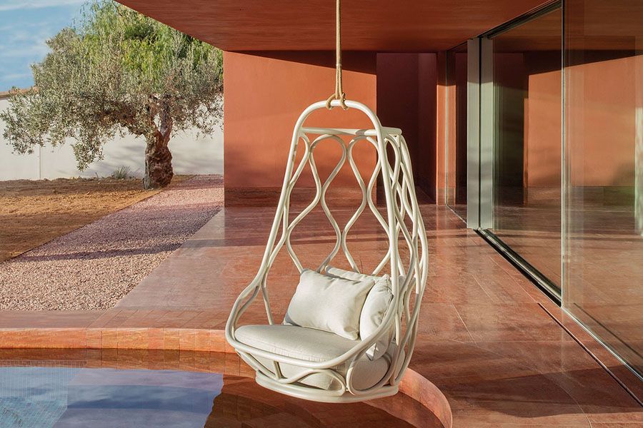 Terraza con sofá lounge y mesas auxiliares