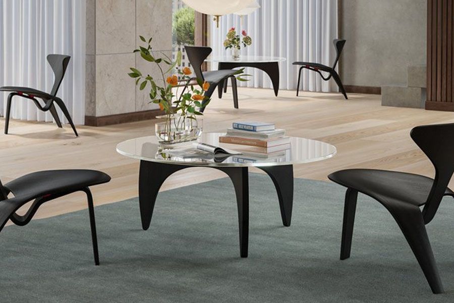 Una sala de estar con un sofá y una mesa de café