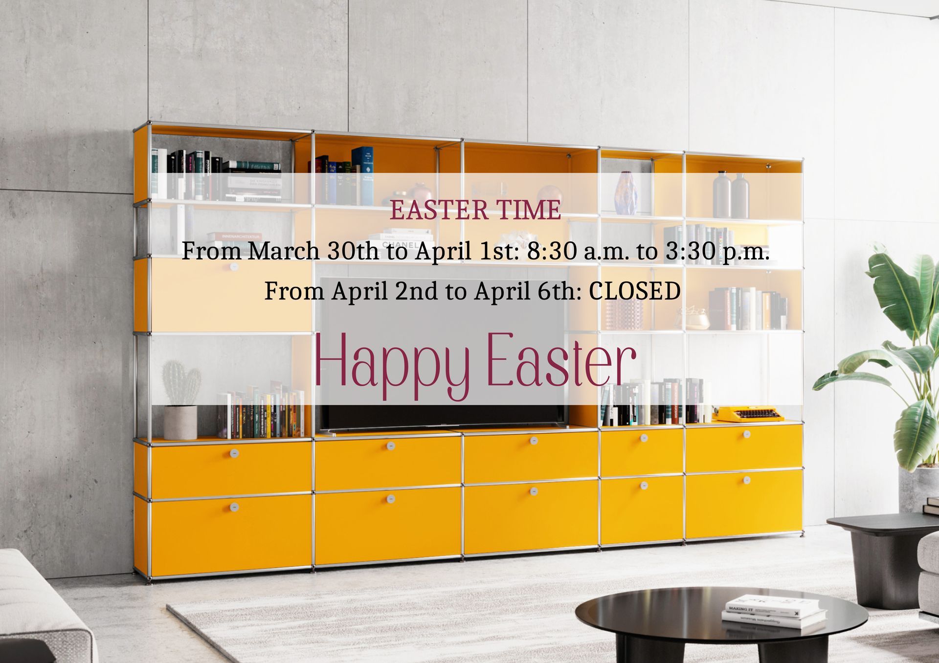 Una sala de estar con escritorio, silla, cómoda, lámpara y plantas en macetas.