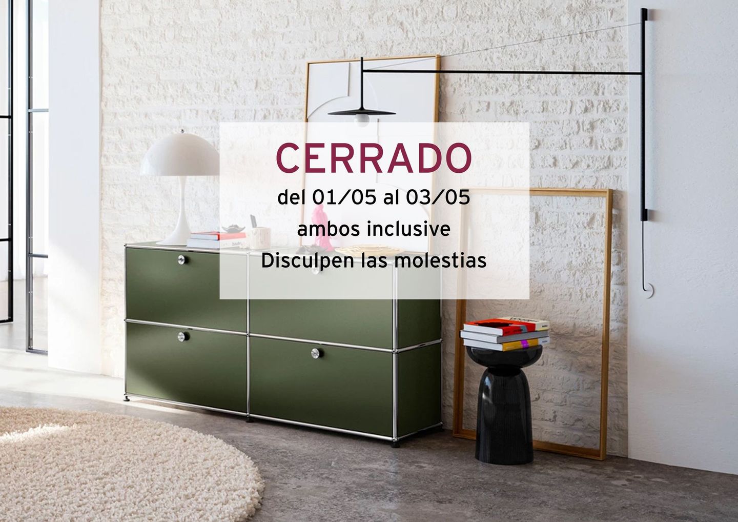 Una sala de estar con una estantería modular blanca con macetas