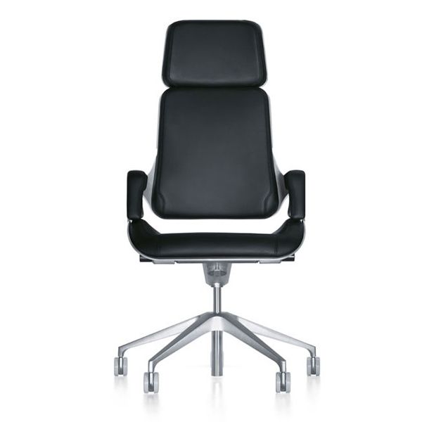 Una silla de oficina de cuero negro con ruedas sobre un fondo blanco