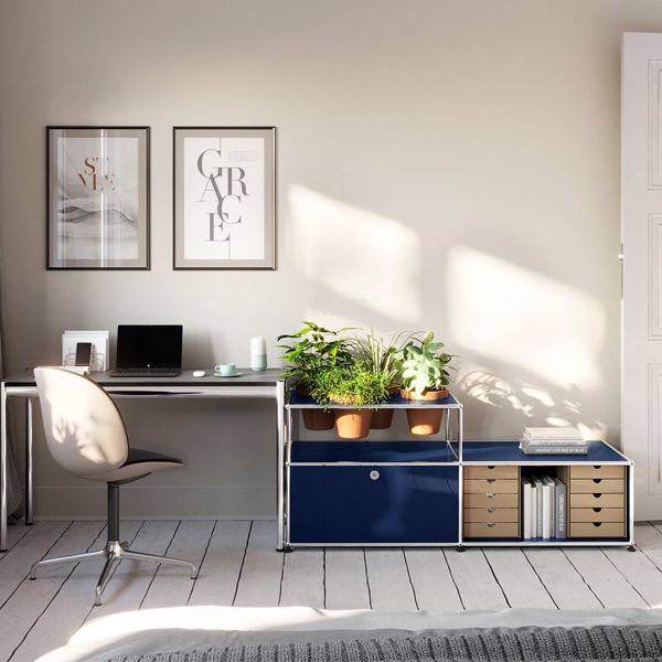 Una habitación con un escritorio y una silla y un cartel que dice carpe