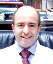 Uno spazzolino da denti e strumenti dentali in una tasca