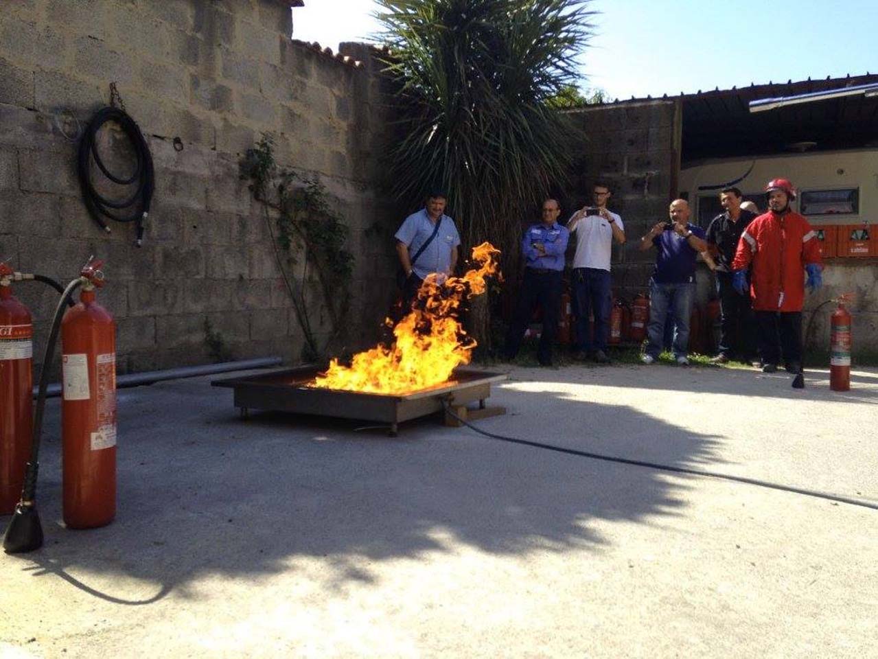 materiale in fiamme durante corso di formazione antincendio