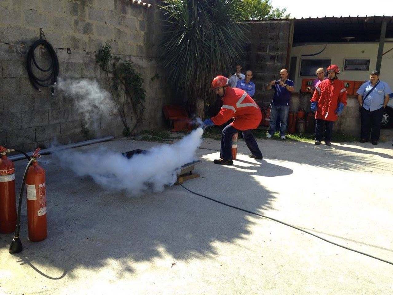 utilizzo estintore durante corso di formazione antincendio