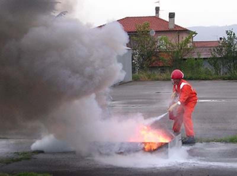 addetto antincendio usa un estintore