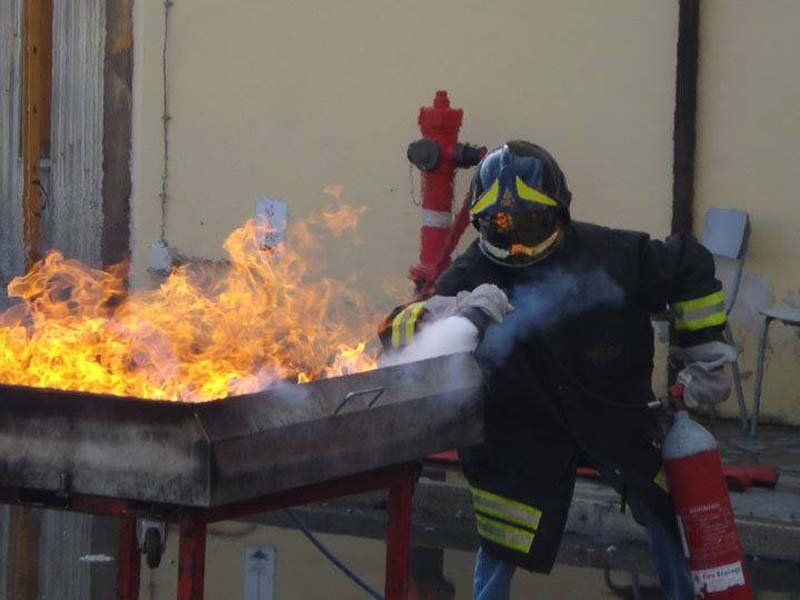 addetto antincendio con estintore
