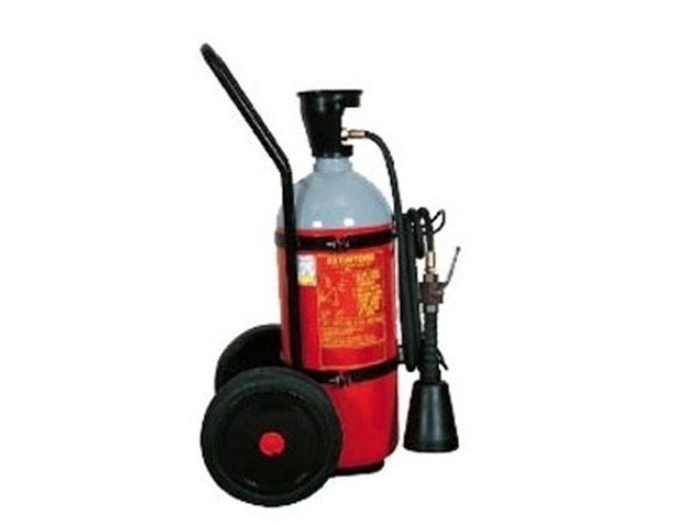 carrello con un estintore