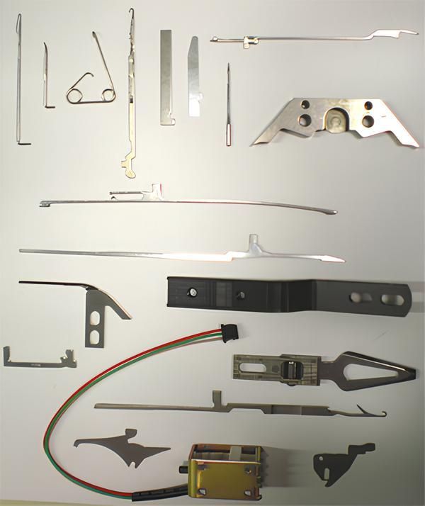 Un mucchio di parti metalliche tra cui una che ha la lettera a sopra